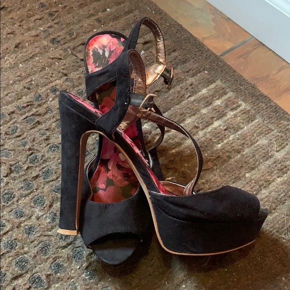 Heels - Picture 2 of 4